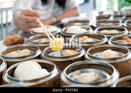 Chinesische gestreamte Knödel in Bambus Korb auf Tabelle im Chinesischen Restaurant. Stockfoto