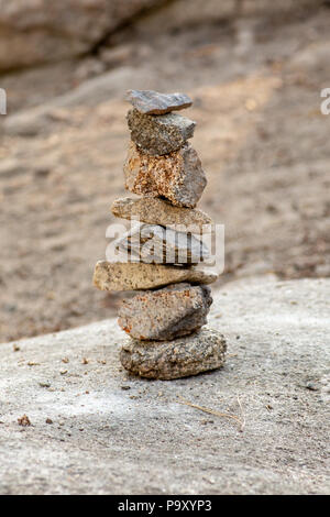 Eine Reihe von gestapelten Rock oben auf einem Felsen auf dem Campingplatz Stockfoto