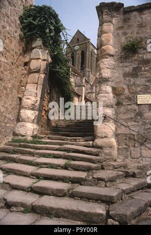 Treppe zur Kirche in Auvers-sur-Oise, Frankreich. Stockfoto