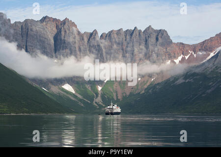 Kreuzfahrtschiff in Schloss Bay, Alaska Stockfoto