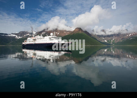 Silber Entdecker Expeditionsschiff in Schloss Bay, Alaska Stockfoto