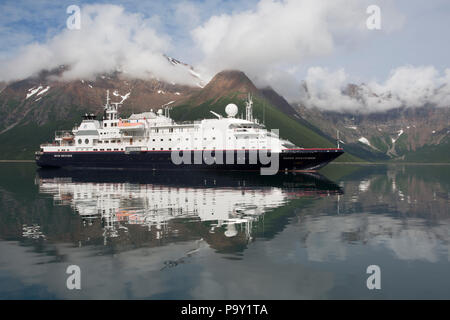 Silber Entdecker Expeditionsschiff in Schloss Bay, Alaska Stockfoto