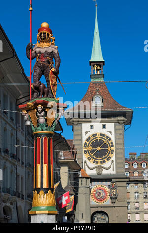 Zähringen Brunnen mit Statue und Zytglogge Turm Altstadt Bern Schweiz Stockfoto