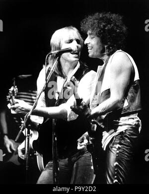 Tom Petty & Bob Dylan im Madison Square Garden in New York City im Juli 1986 durchführen. Gary Gershoff © / MediaPunch Stockfoto