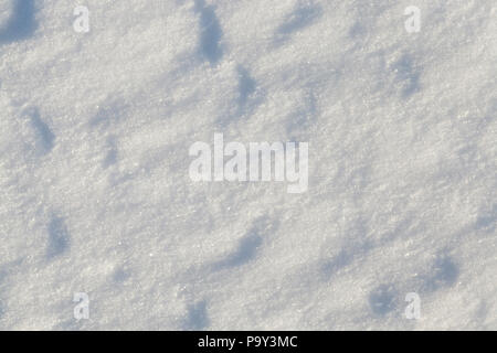 Oberfläche der Schnee im landwirtschaftlichen Bereich. Das Foto wurde in der Nähe bis in den Winter. Kleine Tiefenschärfe. Auf Schnee sichtbar Unregelmäßigkeiten Stockfoto
