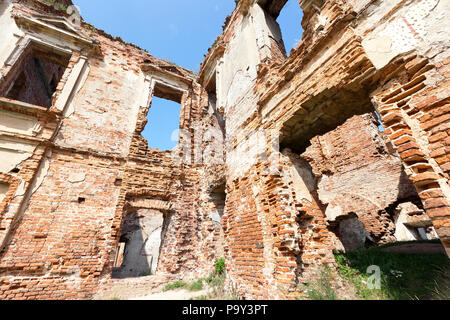 Ruinen eines alten Palastes des 16. Jahrhunderts, das Dorf Ruzhany, das Gebiet der Republik Weißrussland Stockfoto