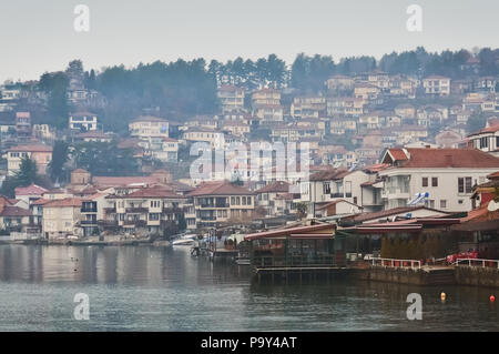 Touristische Häuser im alten Teil der Stadt in Mazedonien Ohrid entfernt Stockfoto