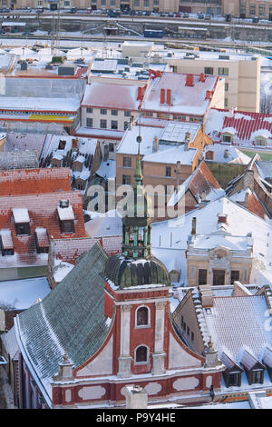 Der Turm der Synagoge auf dem Hintergrund der Dächer der Häuser mit Schnee in der Altstadt von Riga im Winter Stockfoto