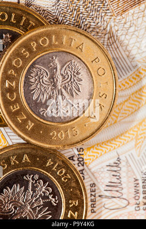 Umgekehrt kombiniert polnische Zloty Münzen Silber und Gelb, liegen auf Bargeld, Banknoten, Nahaufnahme Stockfoto
