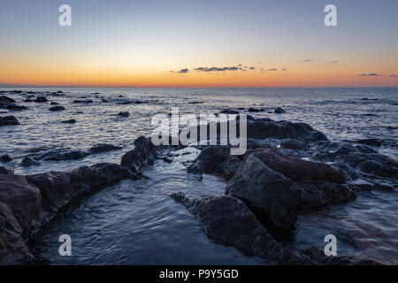 Sonnenaufgang am Palmasera Strand in Cala Gonone auf der italienischen Insel Sardinien Stockfoto