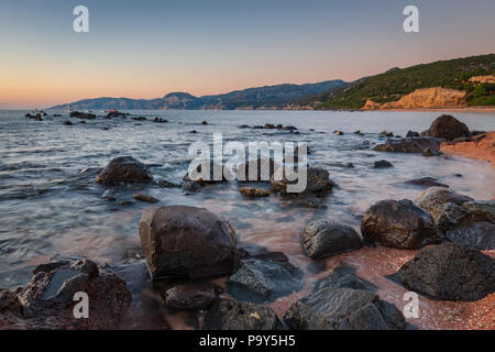 Sonnenaufgang am Palmasera Strand in Cala Gonone auf der italienischen Insel Sardinien Stockfoto