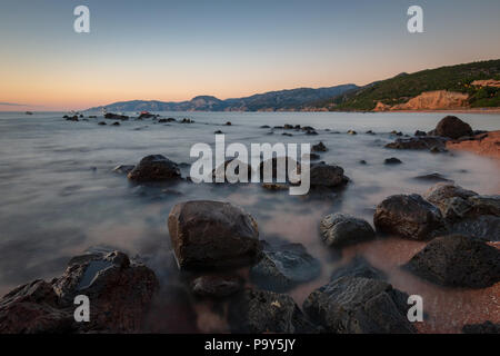 Sonnenaufgang am Palmasera Strand in Cala Gonone auf der italienischen Insel Sardinien Stockfoto