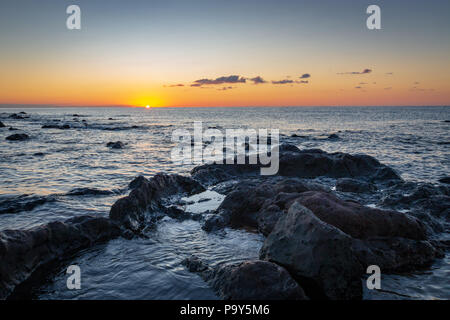 Sonnenaufgang am Palmasera Strand in Cala Gonone auf der italienischen Insel Sardinien Stockfoto