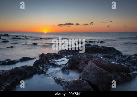 Sonnenaufgang am Palmasera Strand in Cala Gonone auf der italienischen Insel Sardinien Stockfoto