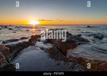 Sonnenaufgang am Palmasera Strand in Cala Gonone auf der italienischen Insel Sardinien Stockfoto