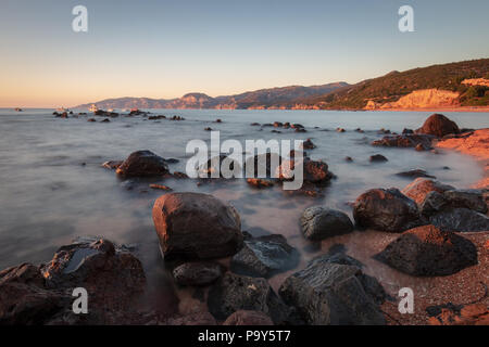 Sonnenaufgang am Palmasera Strand in Cala Gonone auf der italienischen Insel Sardinien Stockfoto