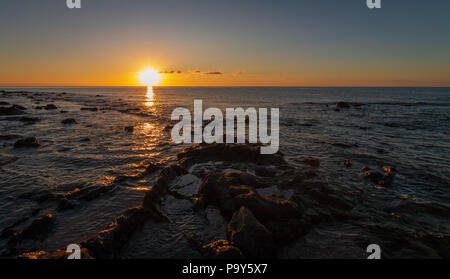 Sonnenaufgang am Palmasera Strand in Cala Gonone auf der italienischen Insel Sardinien Stockfoto