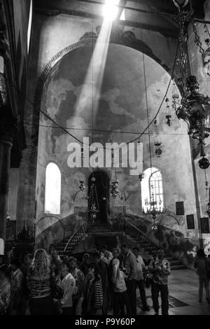 Dramatische Lichtstrahl fällt in der Geburtskirche in Bethlehem, dem Geburtsort Jesu, im Heiligen Land Palästina/Israel, 0 Stockfoto