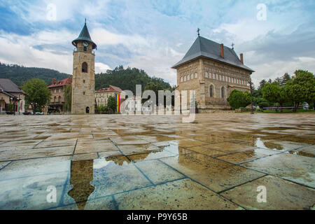 Piatra Neamt Stadtzentrum in Rumänien. In der breiten Ansicht nach regen Stockfoto