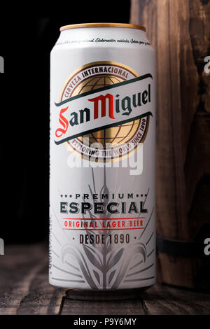 LONDON, Großbritannien - 27 April, 2018: Aluminium können von San Miguel Lagerbier neben Holzfass. Die San Miguel Bier der Marke ist die führende Marke des Sa Stockfoto