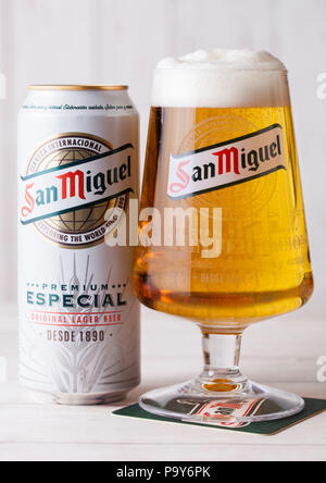LONDON, Großbritannien - 27 April, 2018: Aluminium können von San Miguel Bier Bier auf Holz- Hintergrund mit Glasplatte. Die San Miguel Bier der Marke ist der Leitung Stockfoto