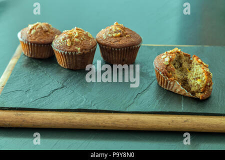 Anzeige der Banane nuss Muffins auf einem Schneidebrett. Stockfoto