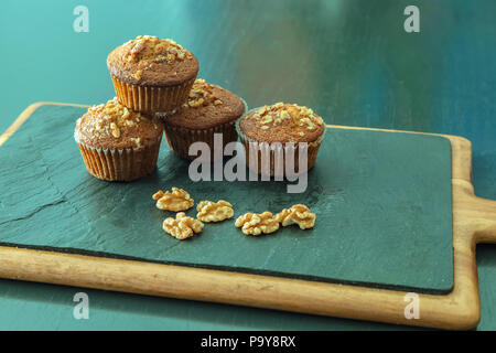 Anzeige der Banane nuss Muffins mit Walnüssen auf einem Schneidebrett. Stockfoto