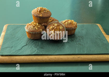 Anzeige der Banane nuss Muffins auf einem Schneidebrett Stockfoto