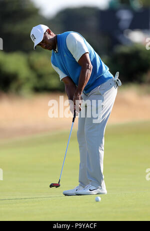 Die USA Tiger Woods Schläge am 13. Tag eines der Open Championship 2018 in Carnoustie Golf Links, Angus. Stockfoto