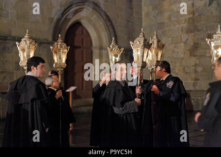 Braga, Portugal - April 1, 2010: religiöse Bruderschaft der Vorbereitung für die Katholische nächtlichen Prozession von Ecce Homo, Holly Woche (hohe ISO-Foto) Stockfoto