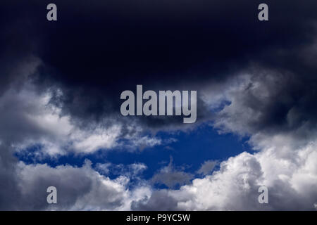 Starke Wolken vor dem Sturm mit einer Bohrung Stockfoto