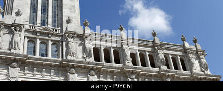 Detaillierte Darstellung der Porto Rathaus, Portugal, Konzentration auf Granit Mädchen Skulpturen Stockfoto