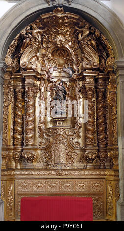 Porto, Portugal, 4. März 2015: Seitliche Altar der St. Nikolaus Kirche zu Unserer Lieben Frau gewidmet. Kirche aus dem XVII Jahrhundert, umgebaut im achtzehnten centu Stockfoto