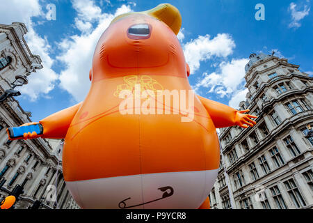 Anti Trump Demonstranten tragen eine 'Angry Baby' Aufblasbare Blimp mokiert sich der Präsident durch die Straßen von London, London, England Stockfoto