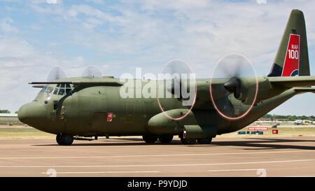 RAF Lockheed Martin C-130J Hercules rollt auf der Landebahn von der Royal International Air Tattoo 2018 Stockfoto