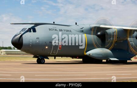 Royal Air Force A400M Atlas auf der Landebahn von um die 2018 Royal International Air Tattoo Rollens Stockfoto