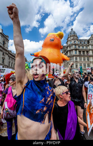 Anti Trump Demonstranten tragen eine 'Angry Baby' Aufblasbare Blimp mokiert sich der Präsident durch die Straßen von London, London, England Stockfoto