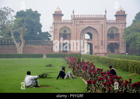 Die South Grand Eingangstor und Gärten des Taj Mahal, Agra, Indien. Stockfoto