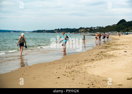 Personen, die ein Morgen am Meer am Strand von Bournemouth, Dorset, Großbritannien während der Hitzewelle von 2018 Stockfoto