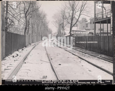 580 Vertrieb, niedrige Service Rohrleitungen, Zustand der Boston&amp; Albany Railroad Tracks nach Einbruch in 30-Zoll Main, Boylston Street auf der Boylston, Brookline, Massachusetts, Feb 14, 1917 Stockfoto