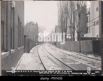 580 Vertrieb, niedrige Service Rohrleitungen, Zustand der Boston&amp; Albany Railroad Tracks nach Einbruch in 30-Zoll Main, Boylston Street an Boylston Platz, Blick nach Westen, Brookline, Massachusetts, Feb 14, 1917 Stockfoto