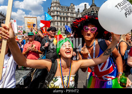 Anti Trump Demonstranten März hinunter Whitehall aus Protest gegen den Besuch von US-Präsident Donald Trump, London, England Stockfoto