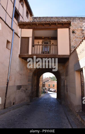 Schöne Eingang durch eine schmale Straße an der Stadtmauer von Segovia. Architektur Geschichte Reisen. Juni 18, 2018. Segovia Kastilien-León Spanien. Stockfoto