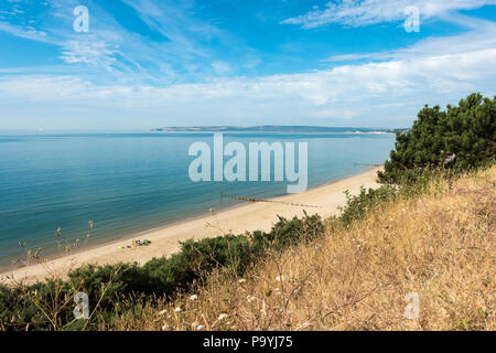 Blick auf den Strand von Bournemouth aus der Klippe auf einem Montag morgen, den 16. Juli 2018, Bournemouth, Dorset, Großbritannien Stockfoto