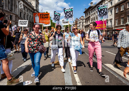 Anti Trump Demonstranten März hinunter Whitehall aus Protest gegen den Besuch von US-Präsident Donald Trump, London, England Stockfoto