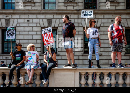 Anti Trump Demonstranten protestieren am Besuch der UK von US-Präsident Donald Trump, Whitehall, London, England Stockfoto