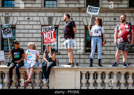 Anti Trump Demonstranten protestieren am Besuch der UK von US-Präsident Donald Trump, Whitehall, London, England Stockfoto