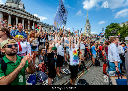 Anti Trump Demonstranten Demonstration gegen die US-Präsidenten Besuch in Großbritannien, Trafalgar Square, London, England Stockfoto