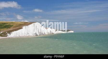 Die weißen, Kreide sieben Klippen Schwestern aus den obigen Pfad Cuckmere Haven in East Sussex, Großbritannien Stockfoto