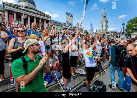 Anti Trump Demonstranten Demonstration gegen die US-Präsidenten Besuch in Großbritannien, Trafalgar Square, London, England Stockfoto